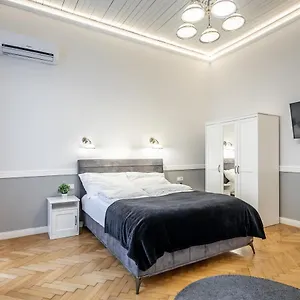 Luxurious At Center Apartament
