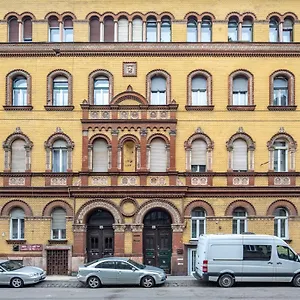 Cozy & Central With 2-bedroom Apartment