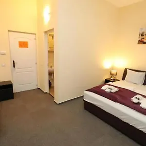 Hotel California, Budapeste